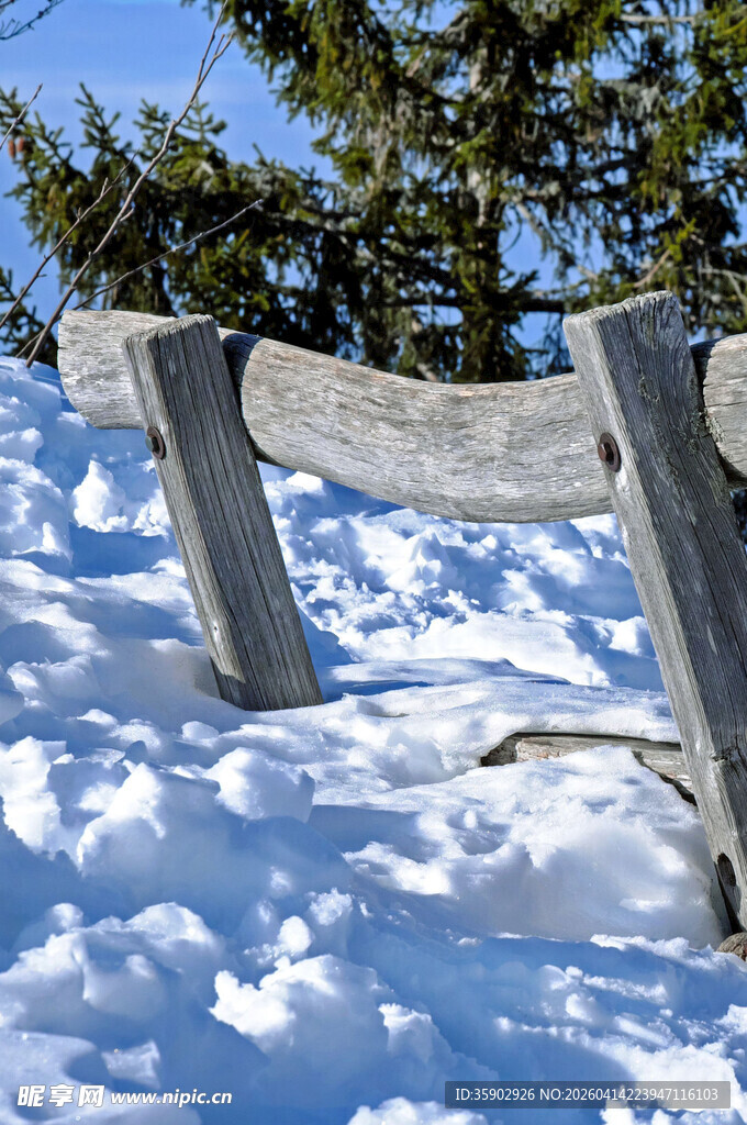 雪覆长椅冬日静谧景致