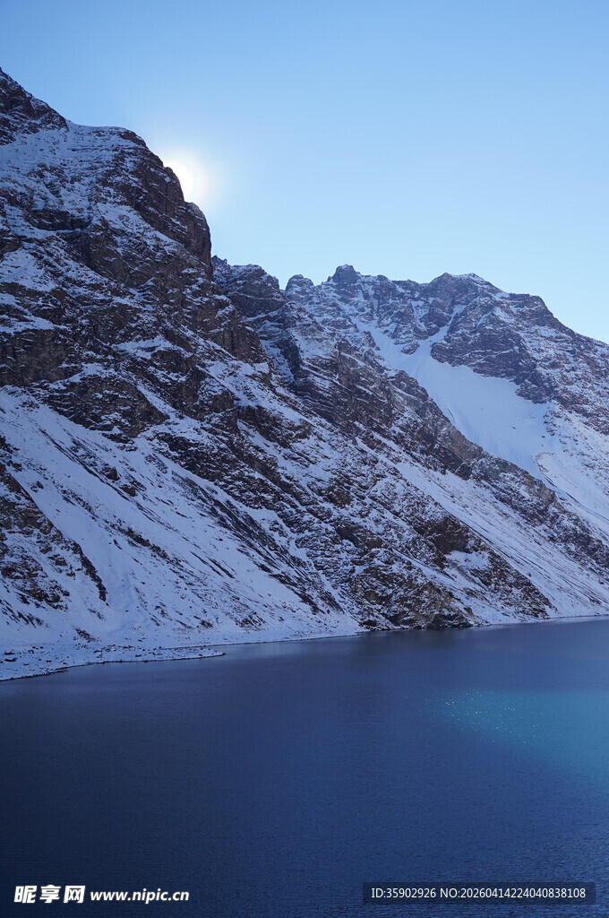 雪山下的静谧蓝色湖泊