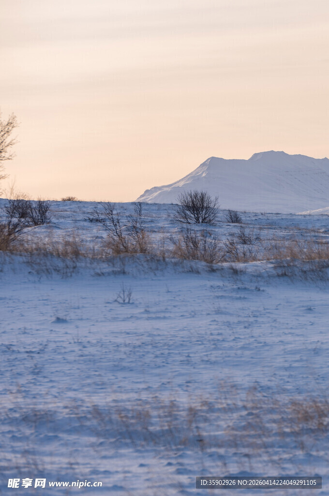 雪野远山冬日静谧之景