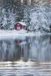 雪覆红屋映寒湖美景