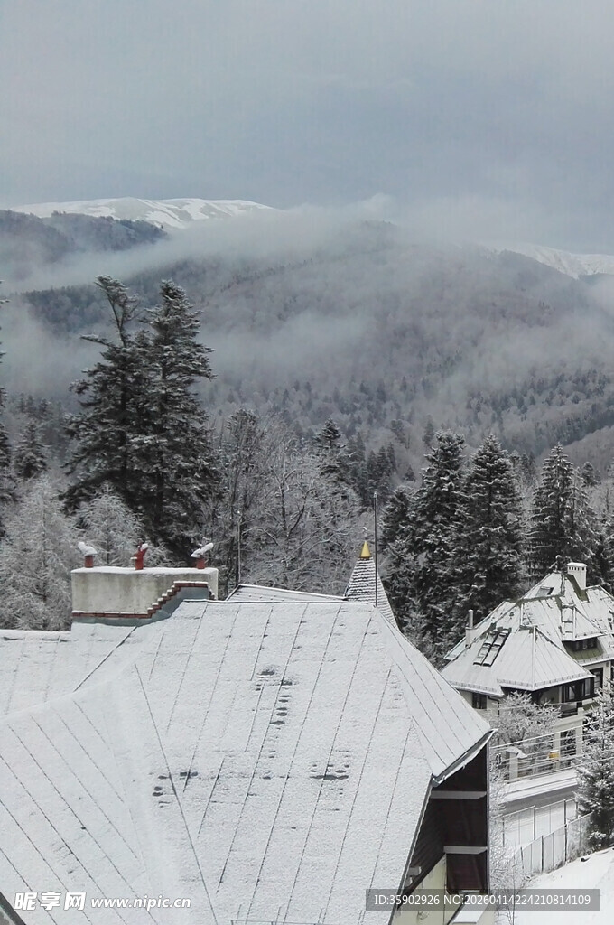 雪覆山间村落美景