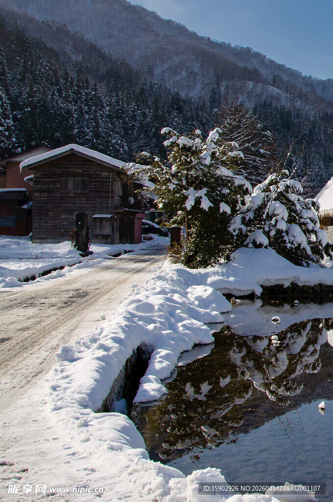 冬日山村雪景静谧之美