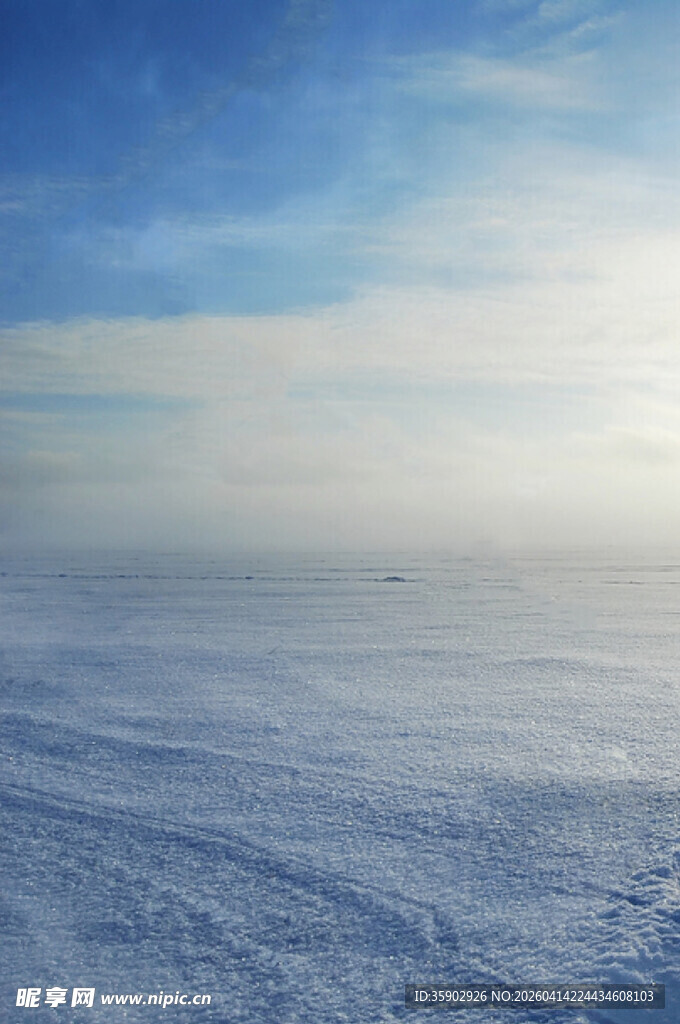 广阔雪原上的晴朗天空
