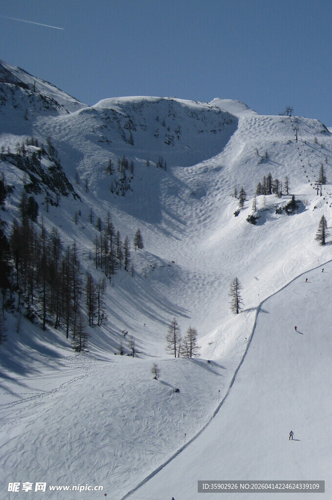 雪山滑雪场景