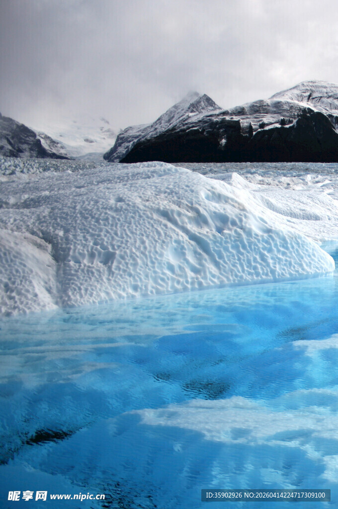 蓝色冰川与远处雪山景观