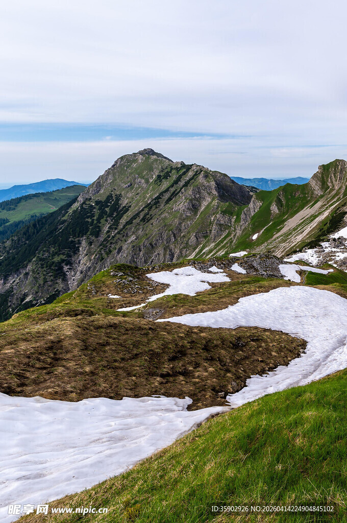 高山雪景与绿地景观