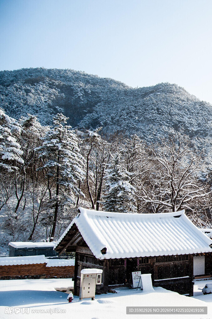 雪覆山村小屋静谧美景