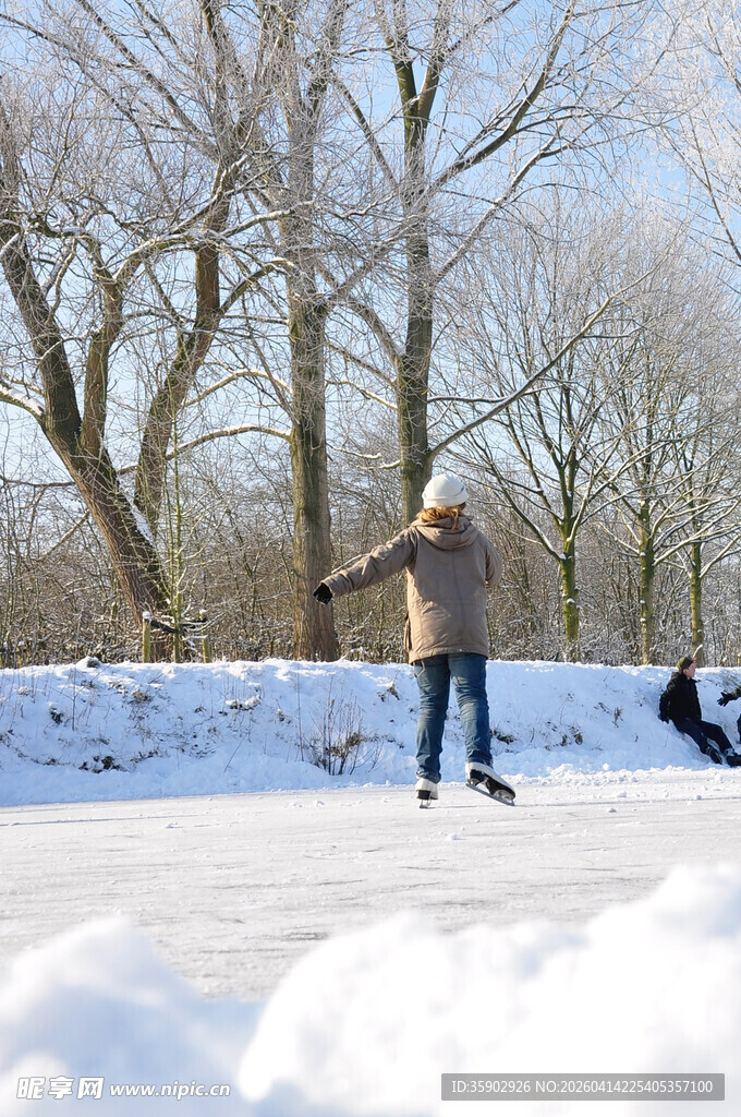 冬日冰面滑冰的欢乐场景
