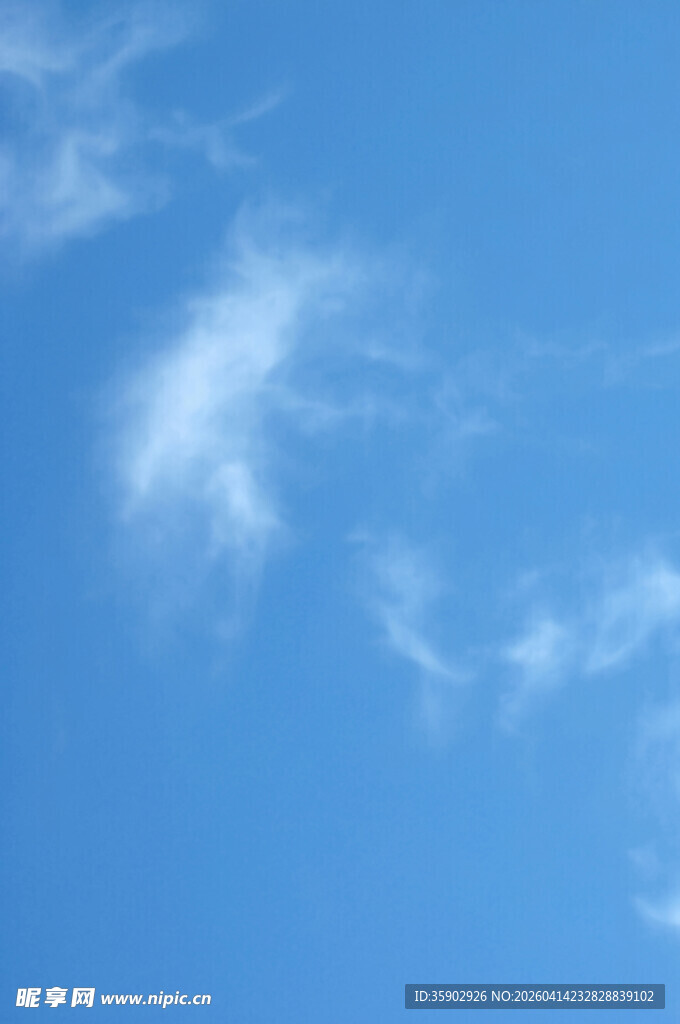 蓝天飘着轻柔白云