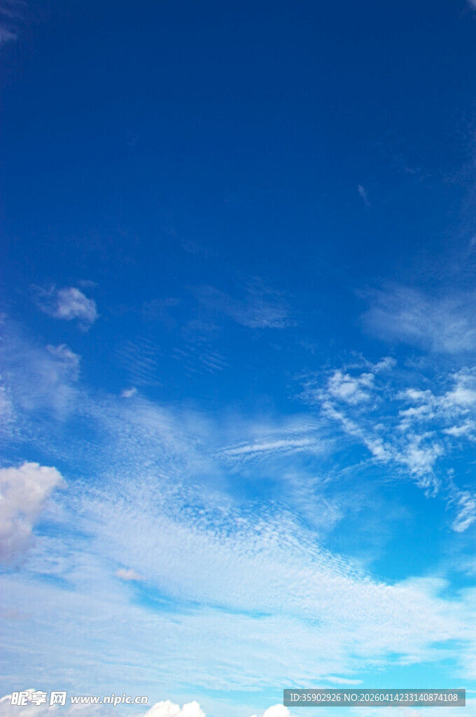 晴朗蓝天飘浮轻柔白云