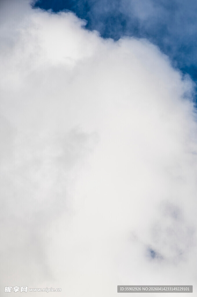 蓝天中的蓬松白云