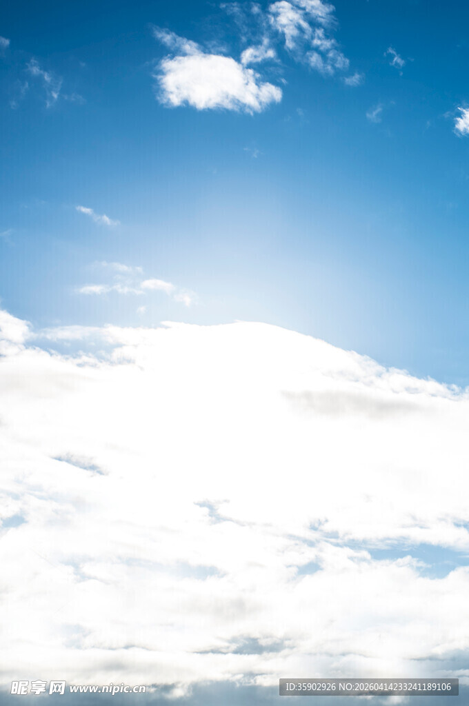 晴朗蓝天与飘浮白云