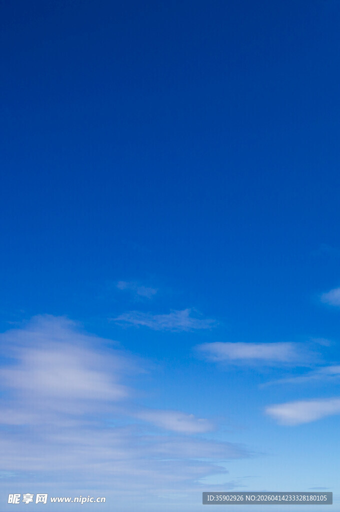 晴朗蓝天飘着几朵白云