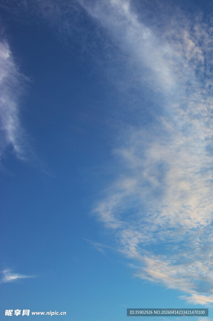 蔚蓝天空中的飘逸云朵