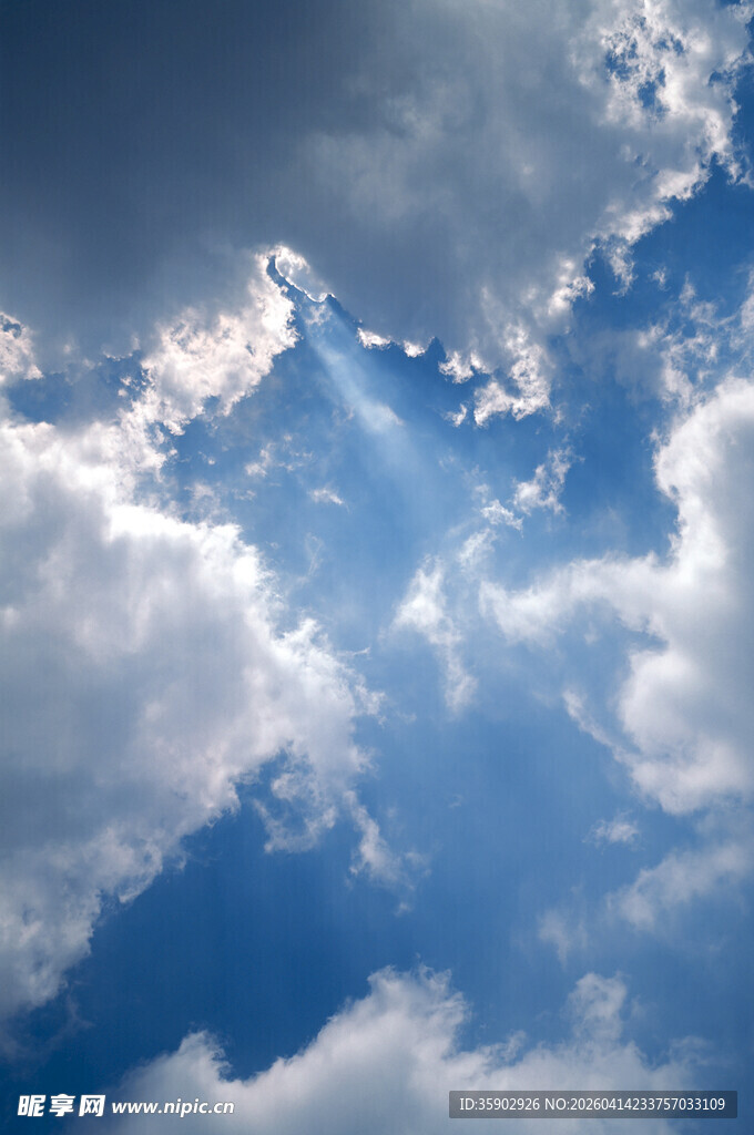 蓝天白云间的灿烂光束