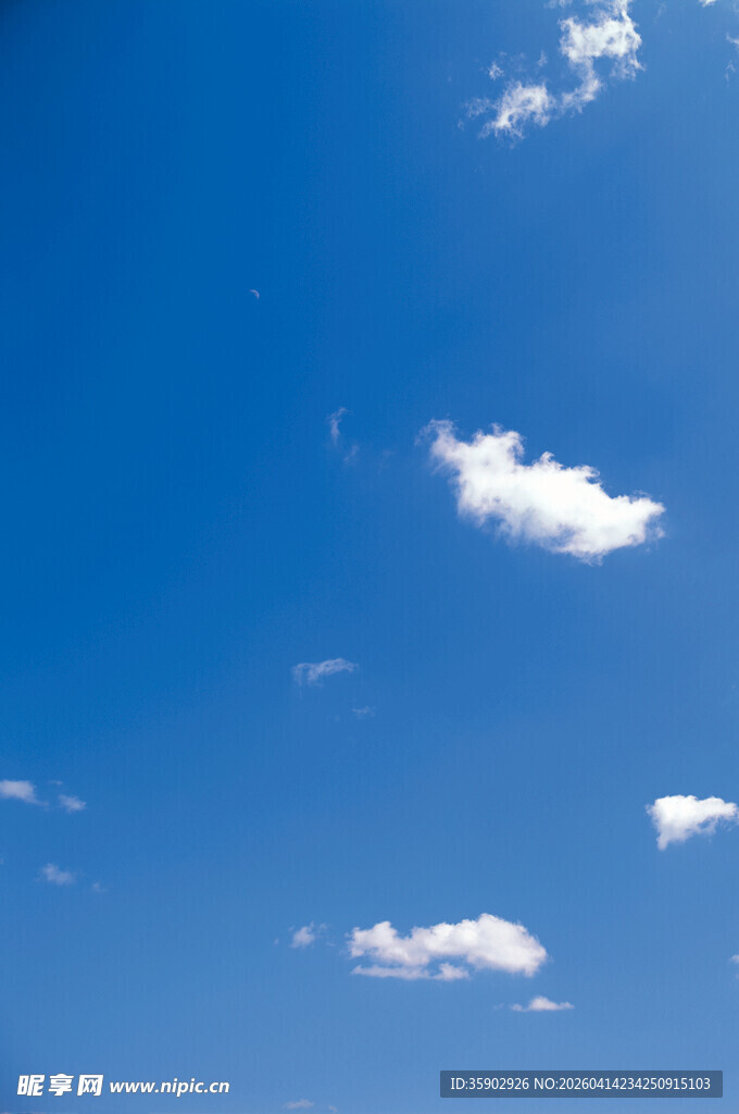 蓝天飘着几朵白云