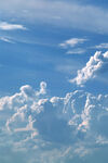 蓝天中的蓬松白云