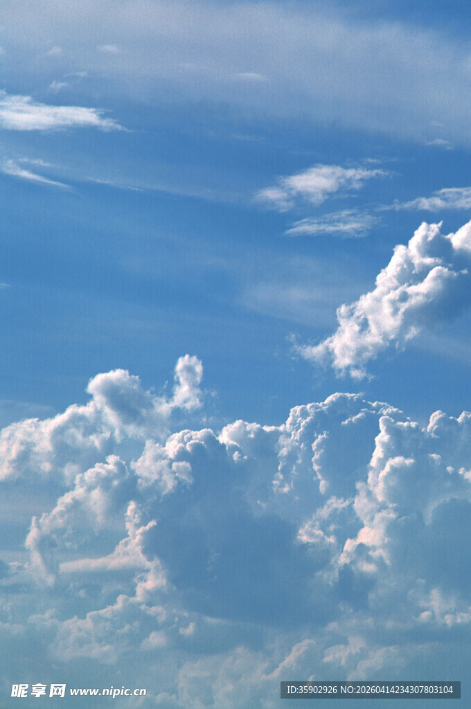 蓝天中的蓬松白云