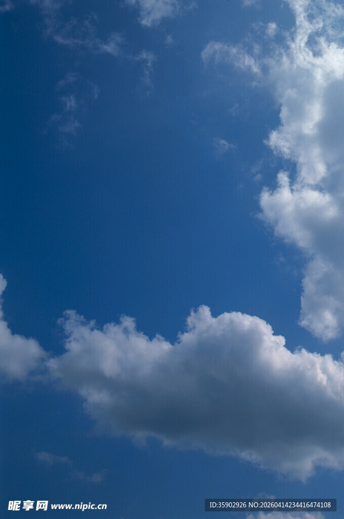 晴朗蓝天中的洁白云朵