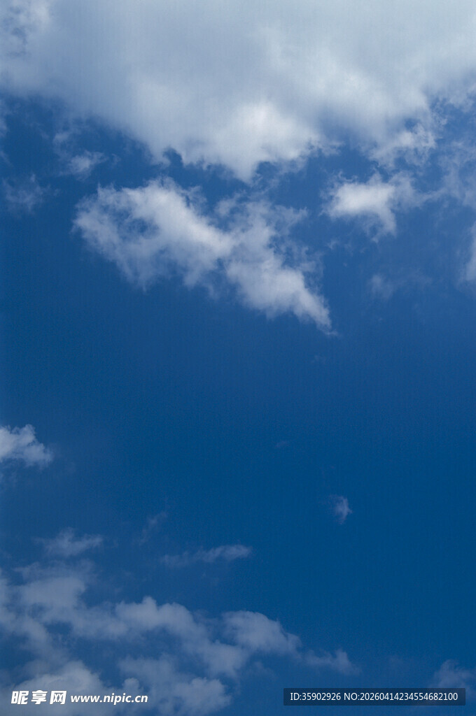 蔚蓝天空中的洁白云朵