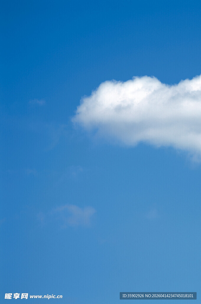 蓝天中的一朵白云