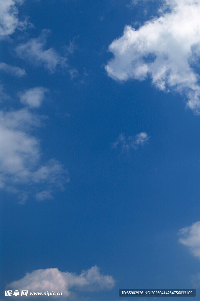 晴朗蓝天飘浮朵朵白云