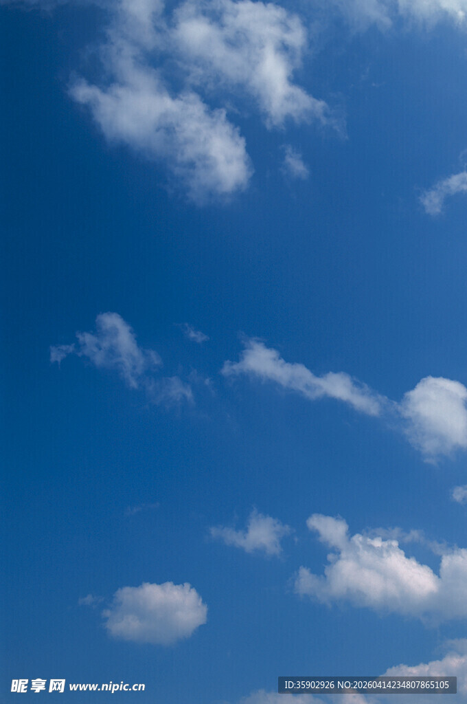 晴朗蓝天中的朵朵白云