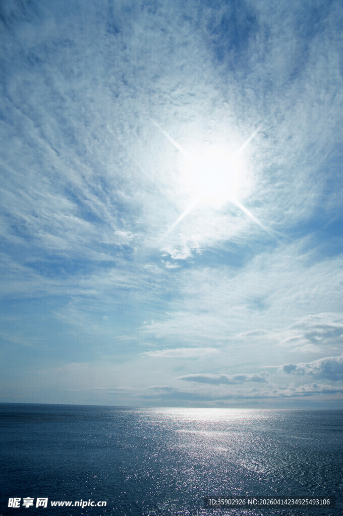 海上晴空阳光洒落海面