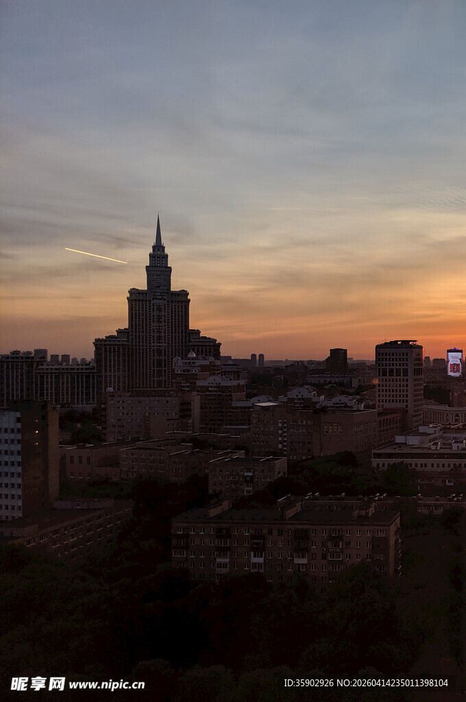 黄昏下的城市古老建筑景观