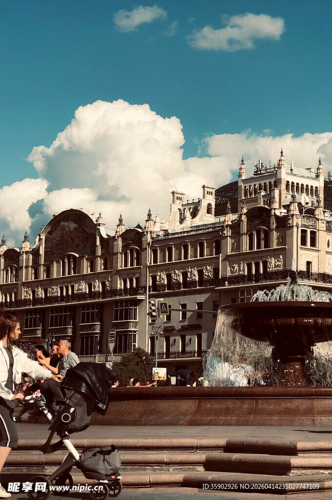 莫斯科城市河畔建筑与骑行景象