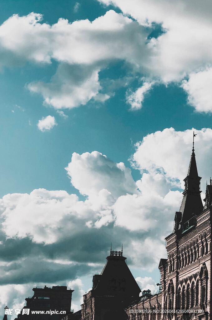 蓝天白云下的欧式建筑