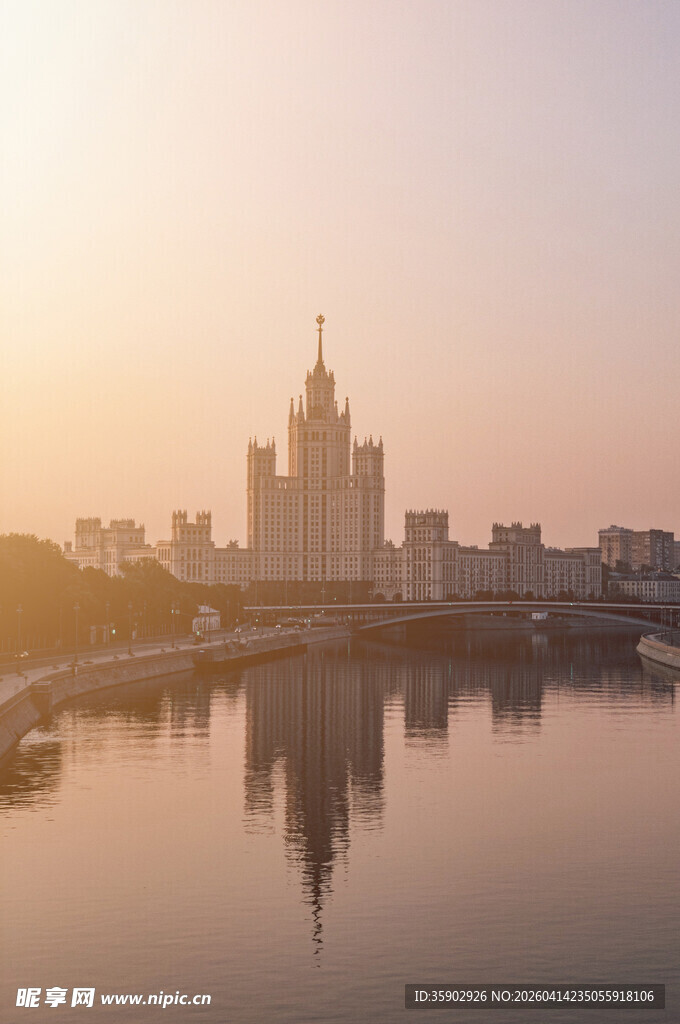 莫斯科河畔的宏伟建筑景观