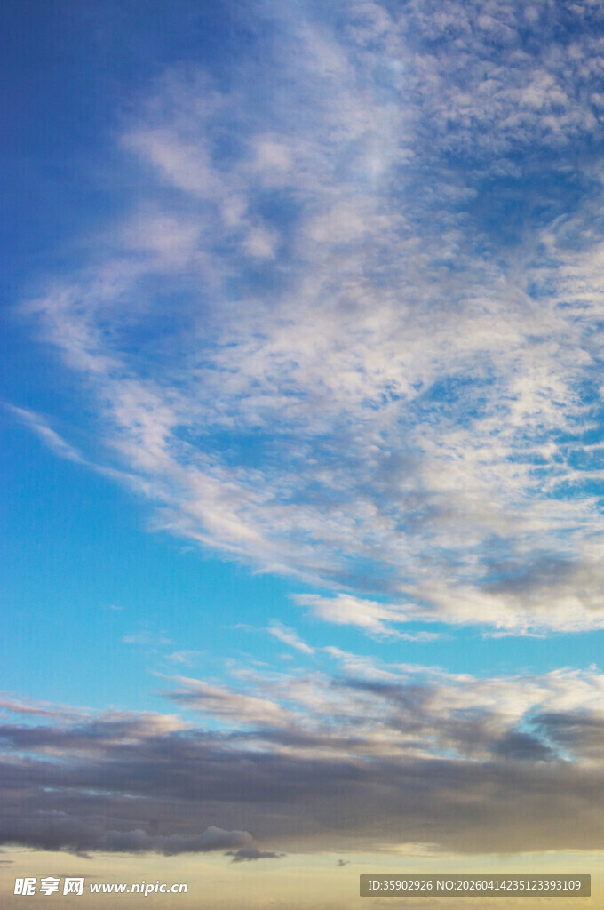 蓝天飘絮云的开阔风景