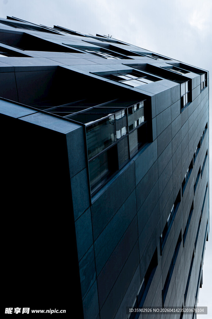 黑色立体建筑外观特写