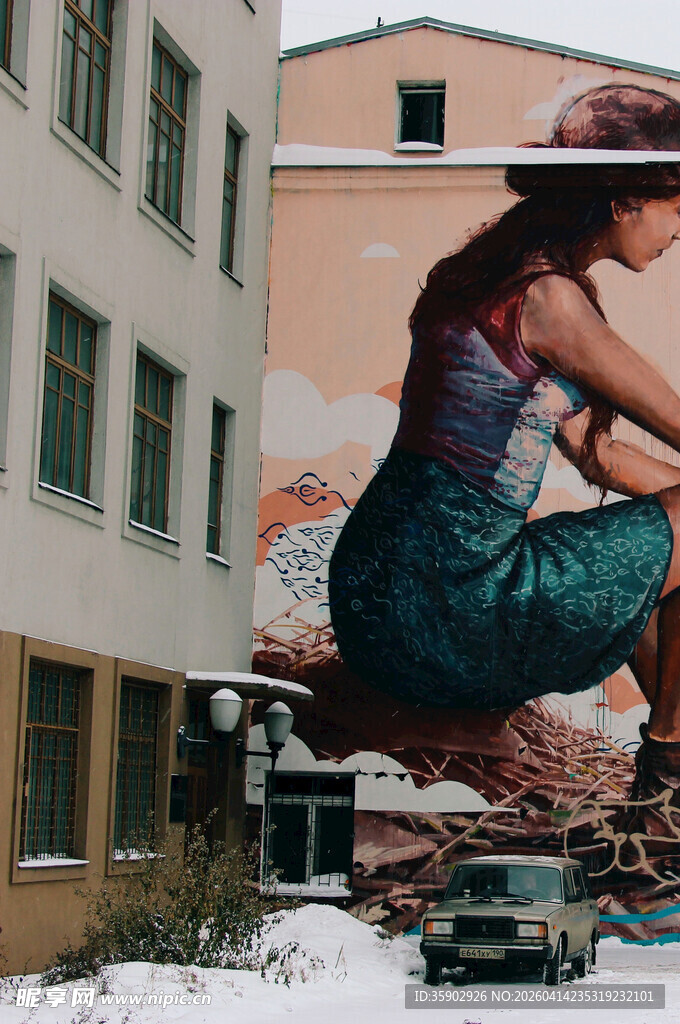 女子悬浮于城市雪景中