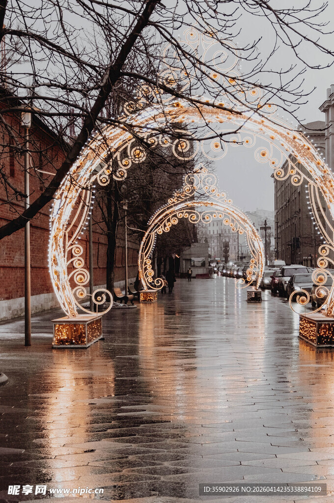 莫斯科街道上的璀璨灯光拱门