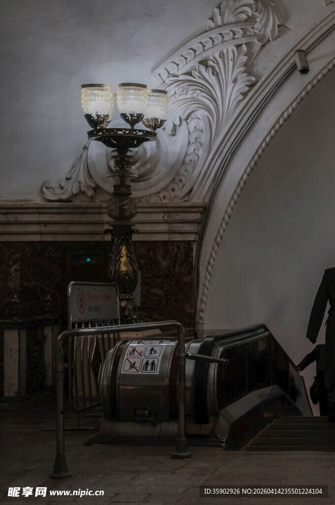 复古灯具陈列于典雅空间