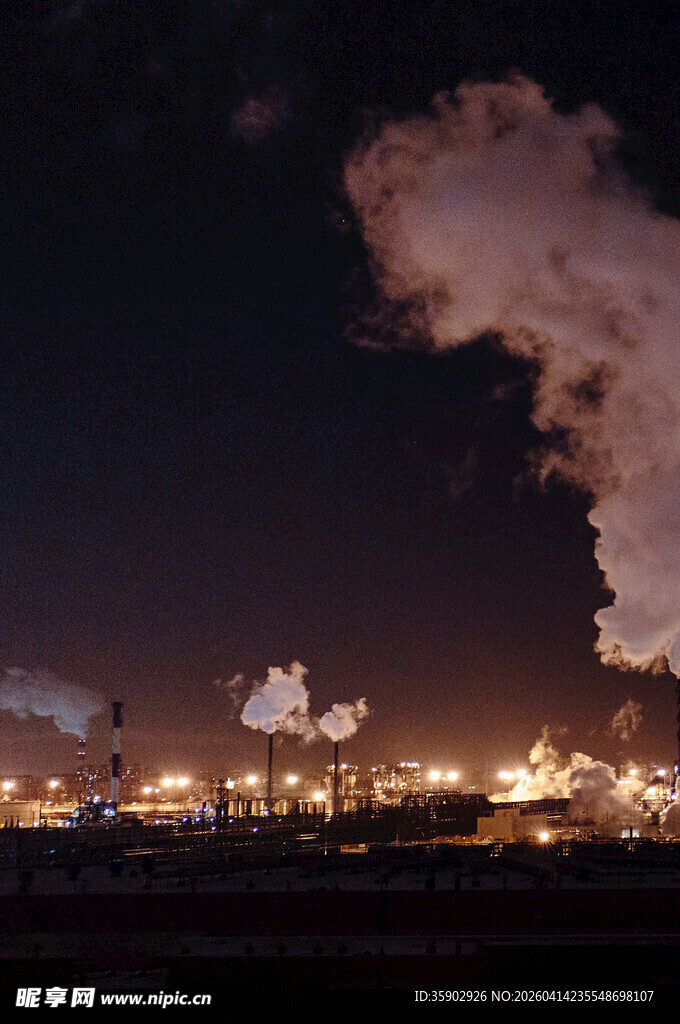 夜晚灯火通明的工业场景