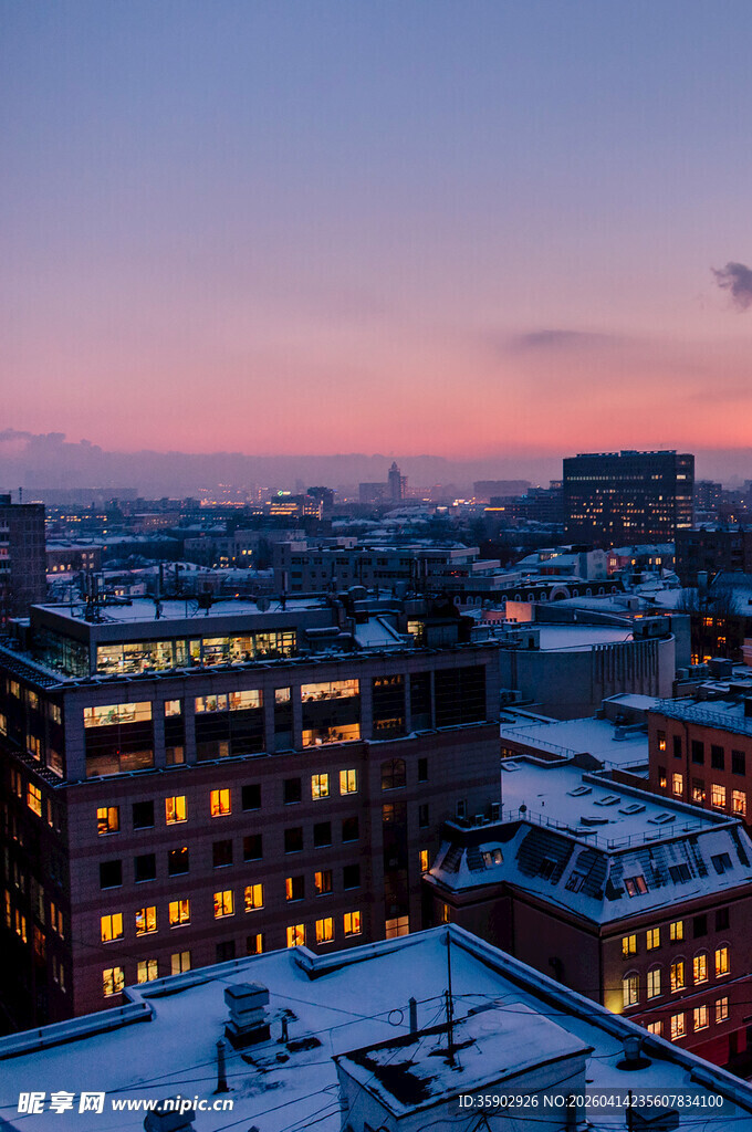雪后城市夜景华灯初上