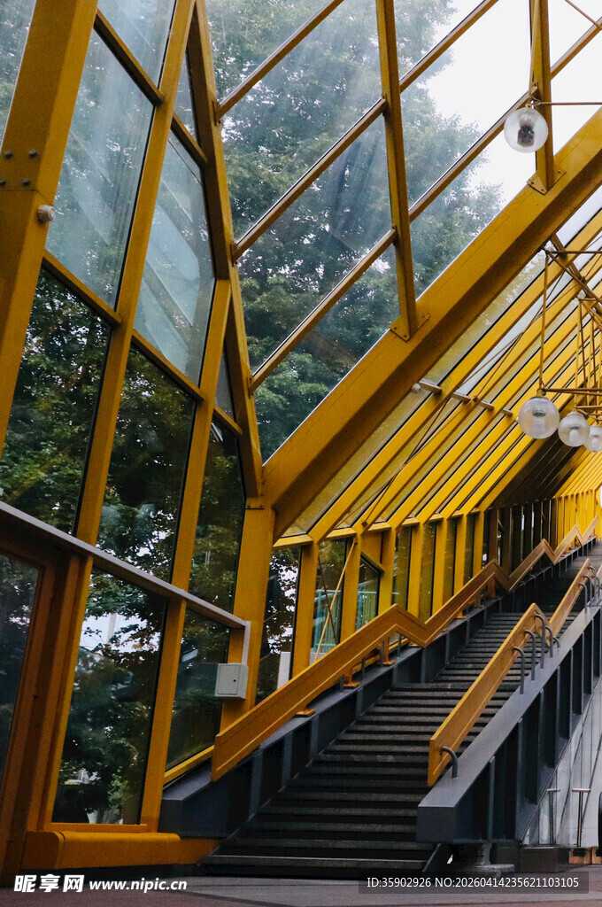 黄色玻璃结构楼梯景观