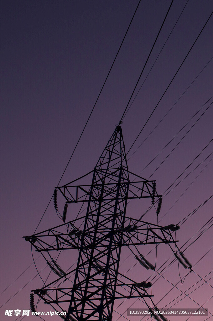 黄昏下的高压输电塔