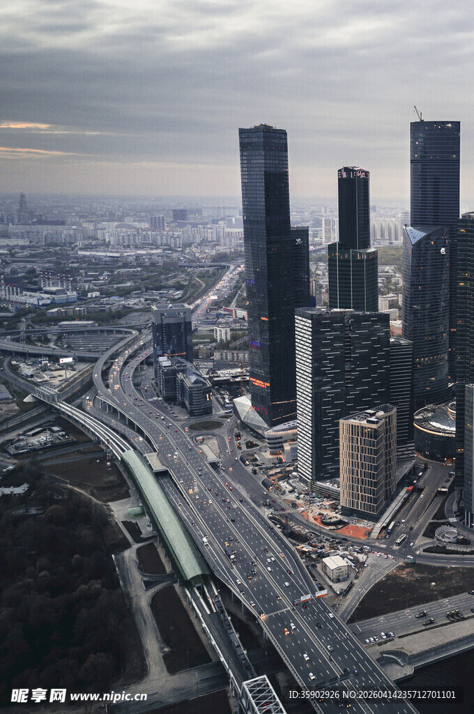 俯瞰都市高楼与交通景观