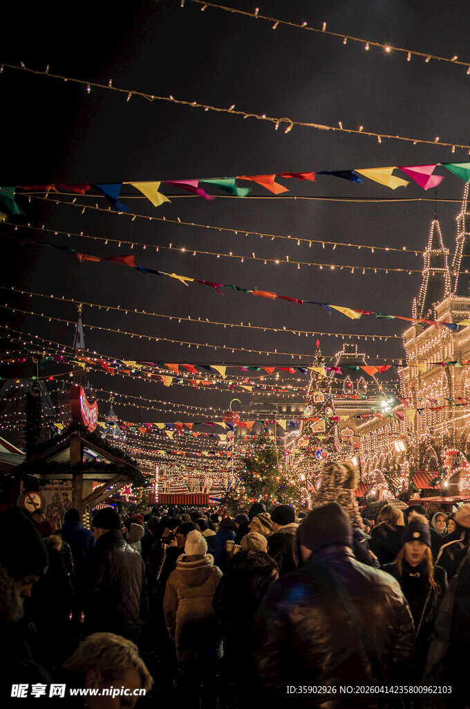 热闹集市人群与彩色装饰
