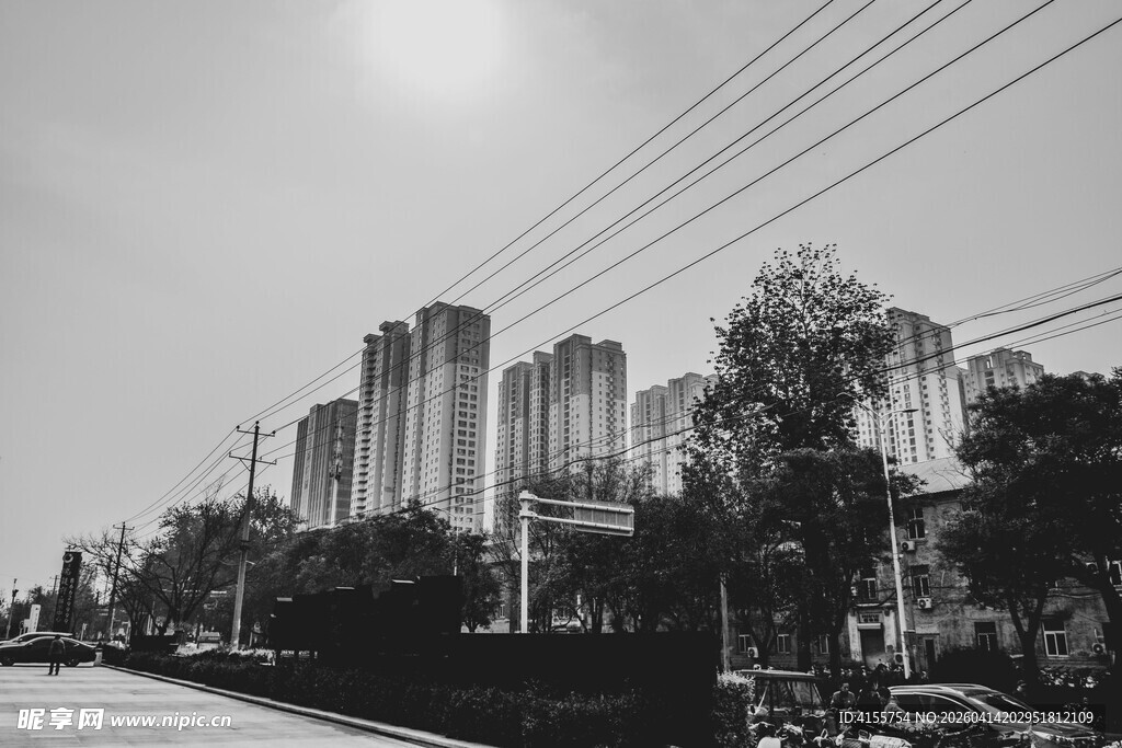 城市街道旁的高楼景观