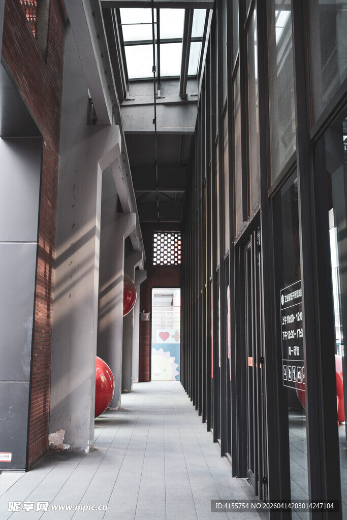 现代工业风室内走廊空间