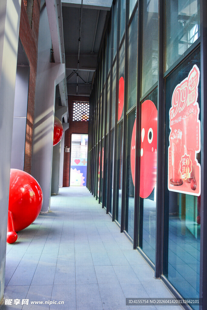 红色气球装点的时尚走廊