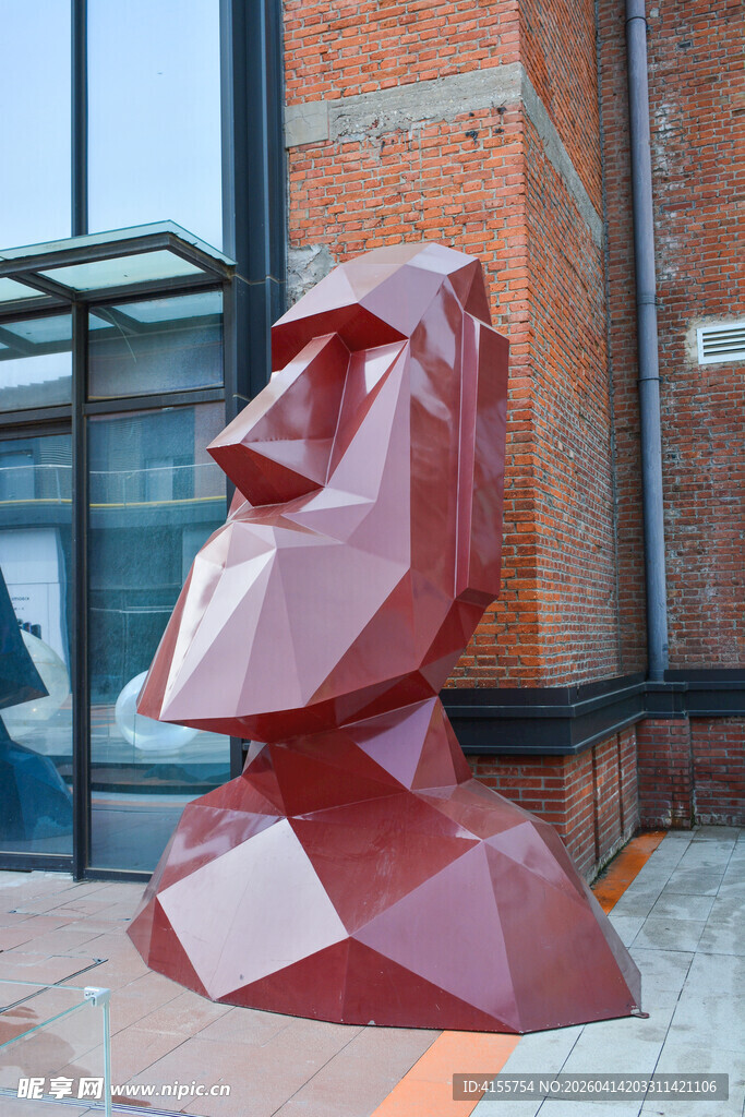 几何风格红色人像雕塑