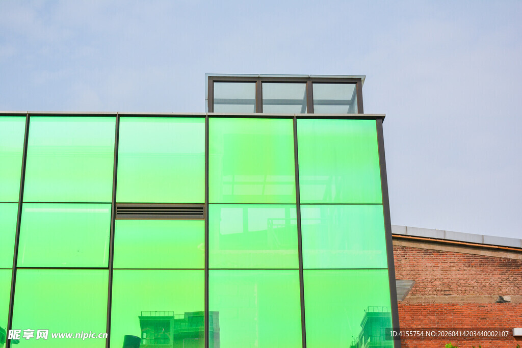 绿色玻璃幕墙建筑外观