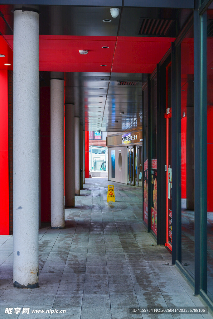 现代建筑入口通道景象