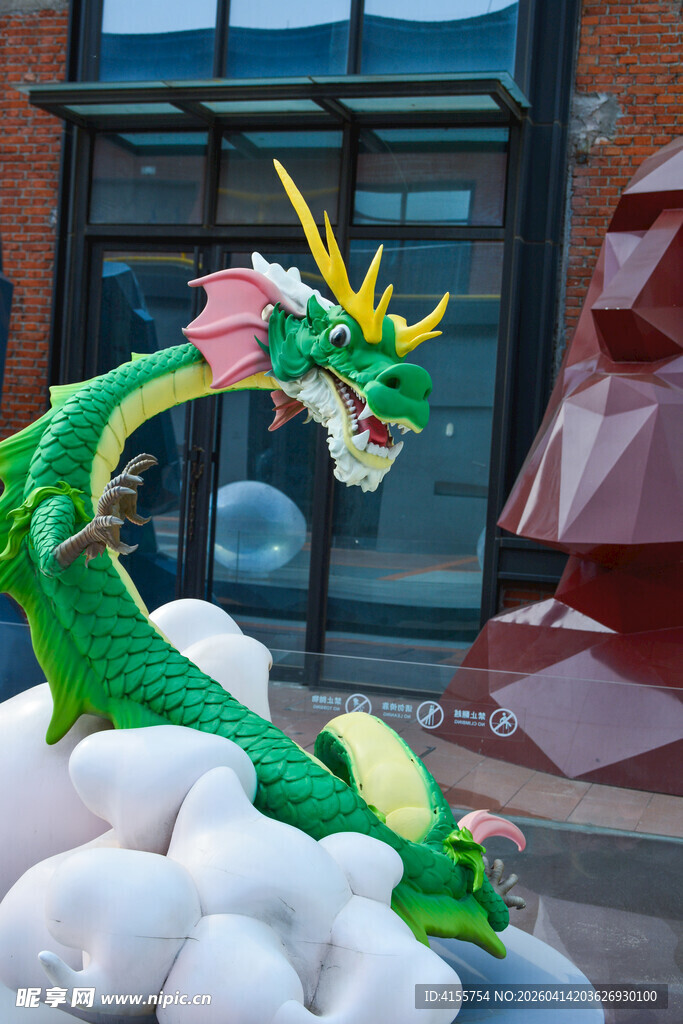 绿色龙形雕塑展示于户外